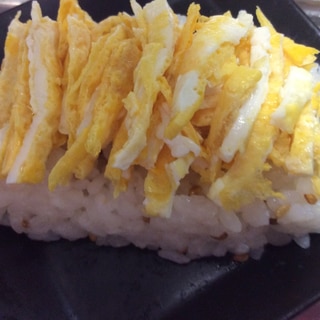 チラシ寿司の錦糸卵乗せ